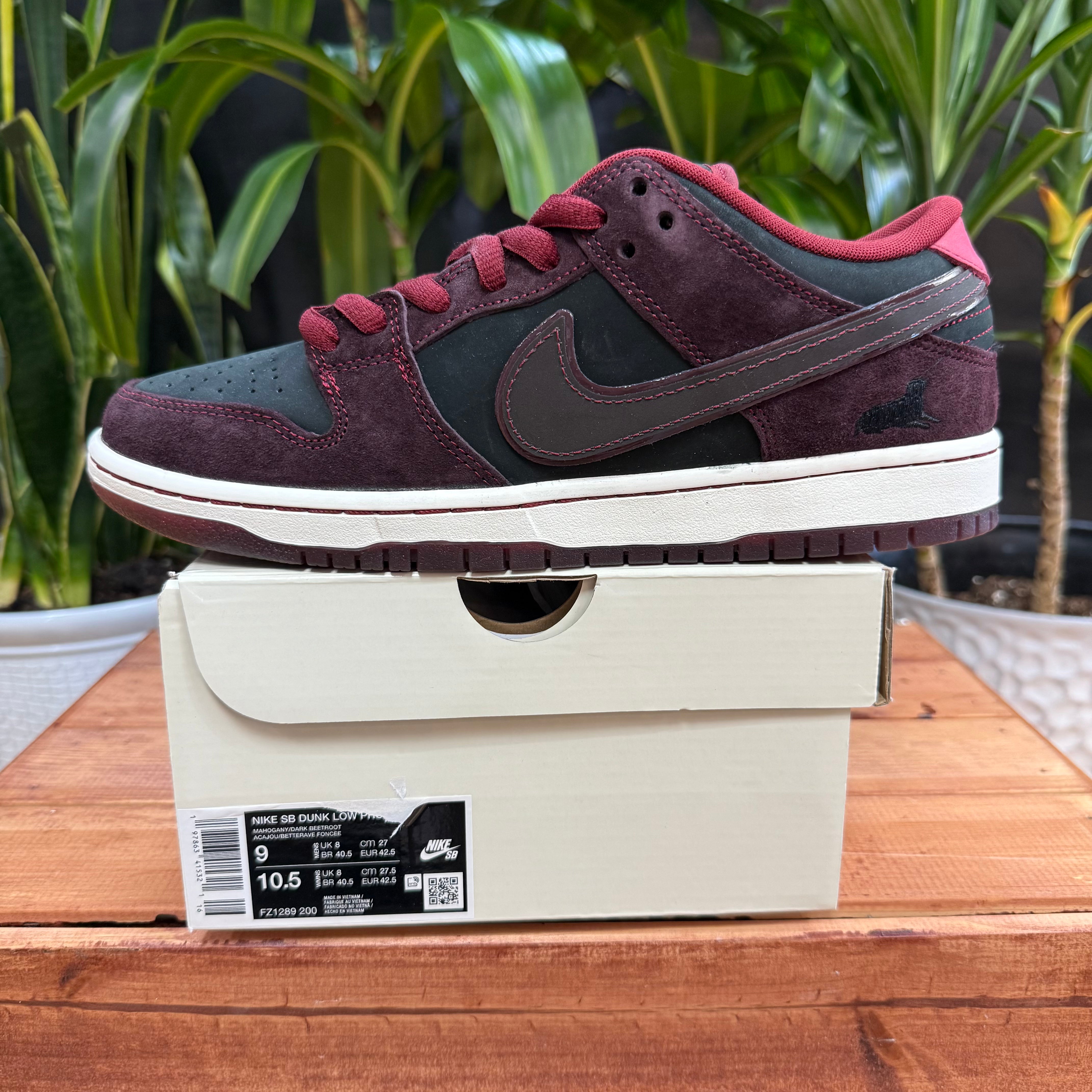 Nike x Riot Skateshop SB Dunk Low, Mens 9, W10.5