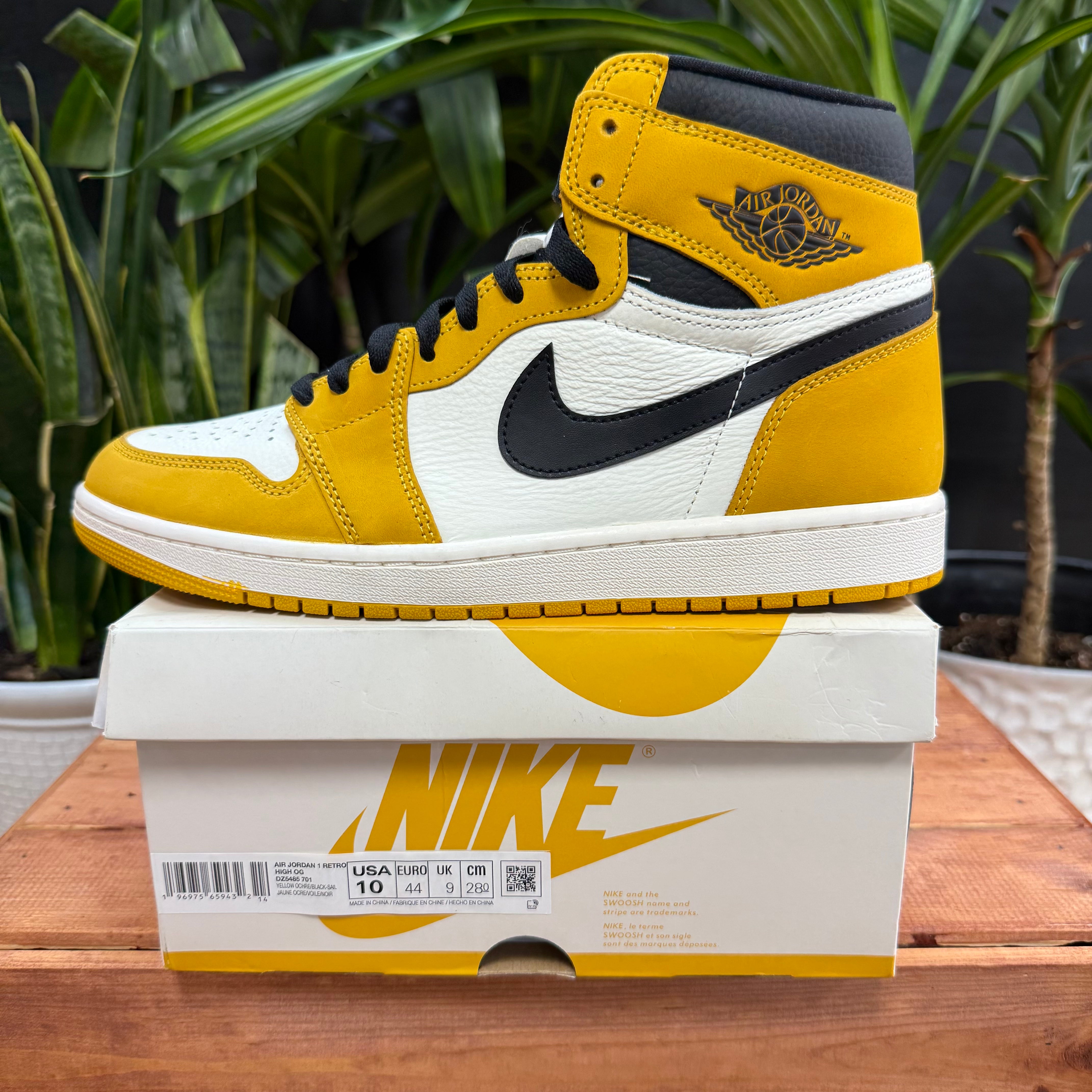 Air Jordan 1 Retro High OG in the "Yellow Ochre", Mens 10, W11.5