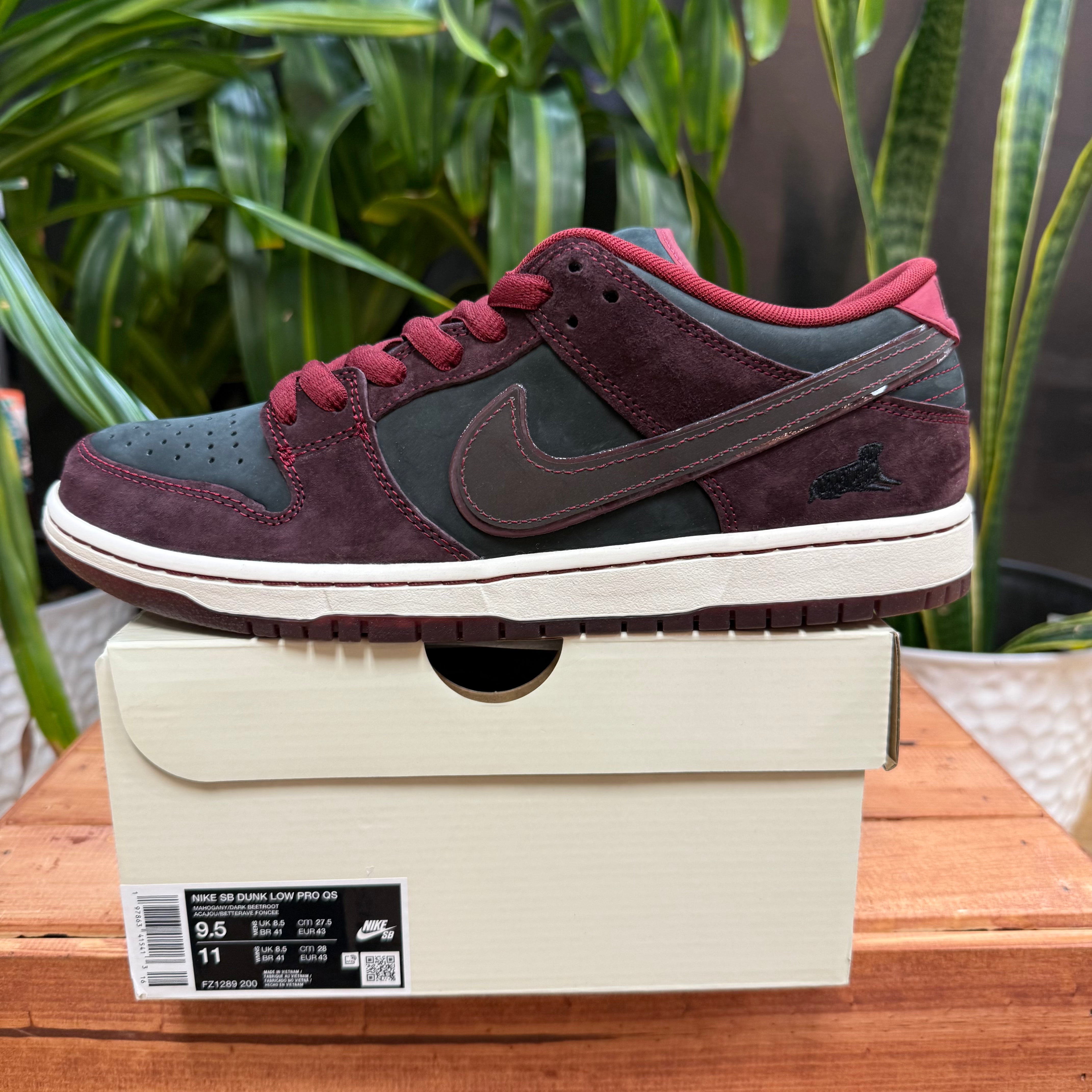 Nike x Riot Skateshop SB Dunk Low, Mens 9.5, W11