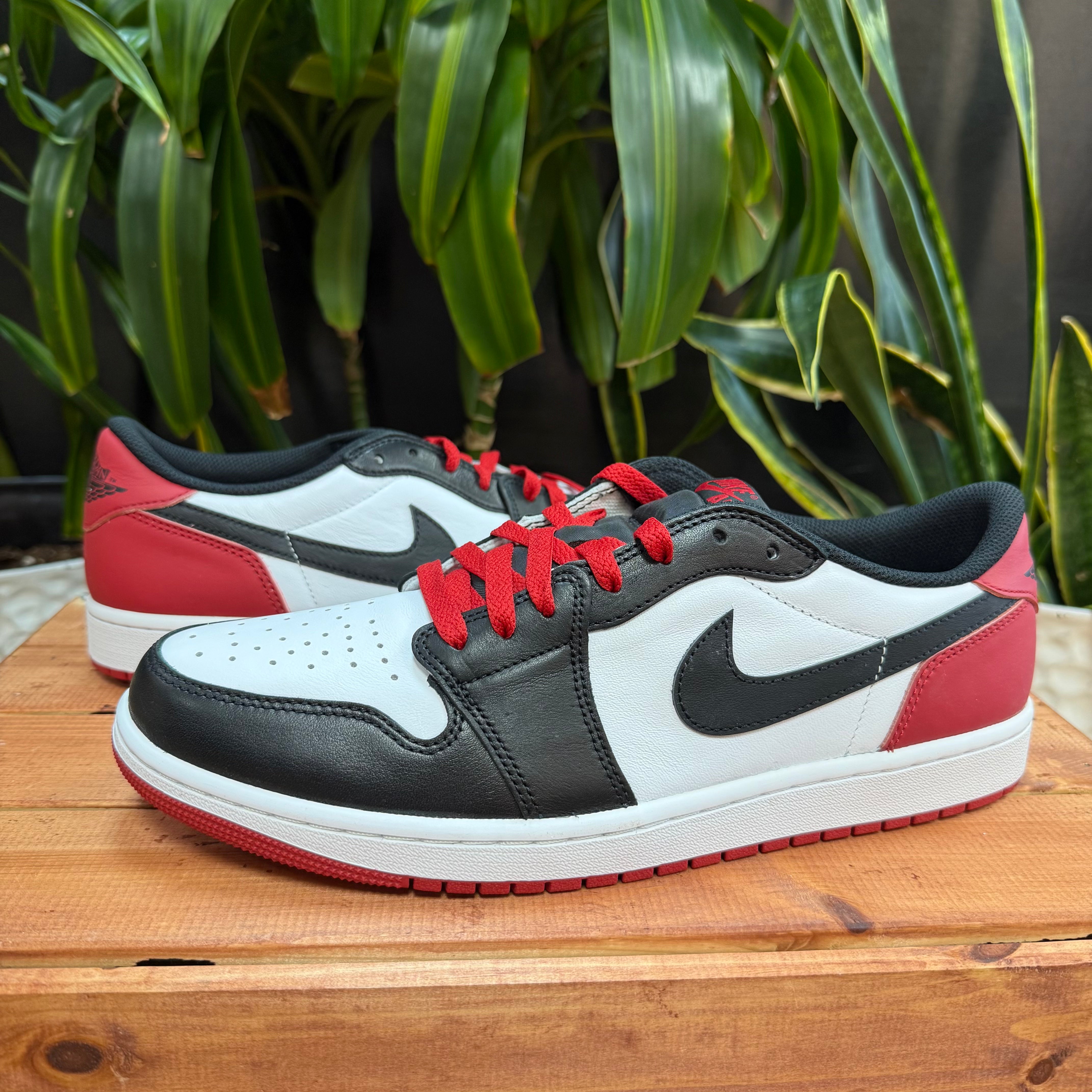 Jordan 1 Retro Low OG Black Toe (2023), Mens 11, W12.5