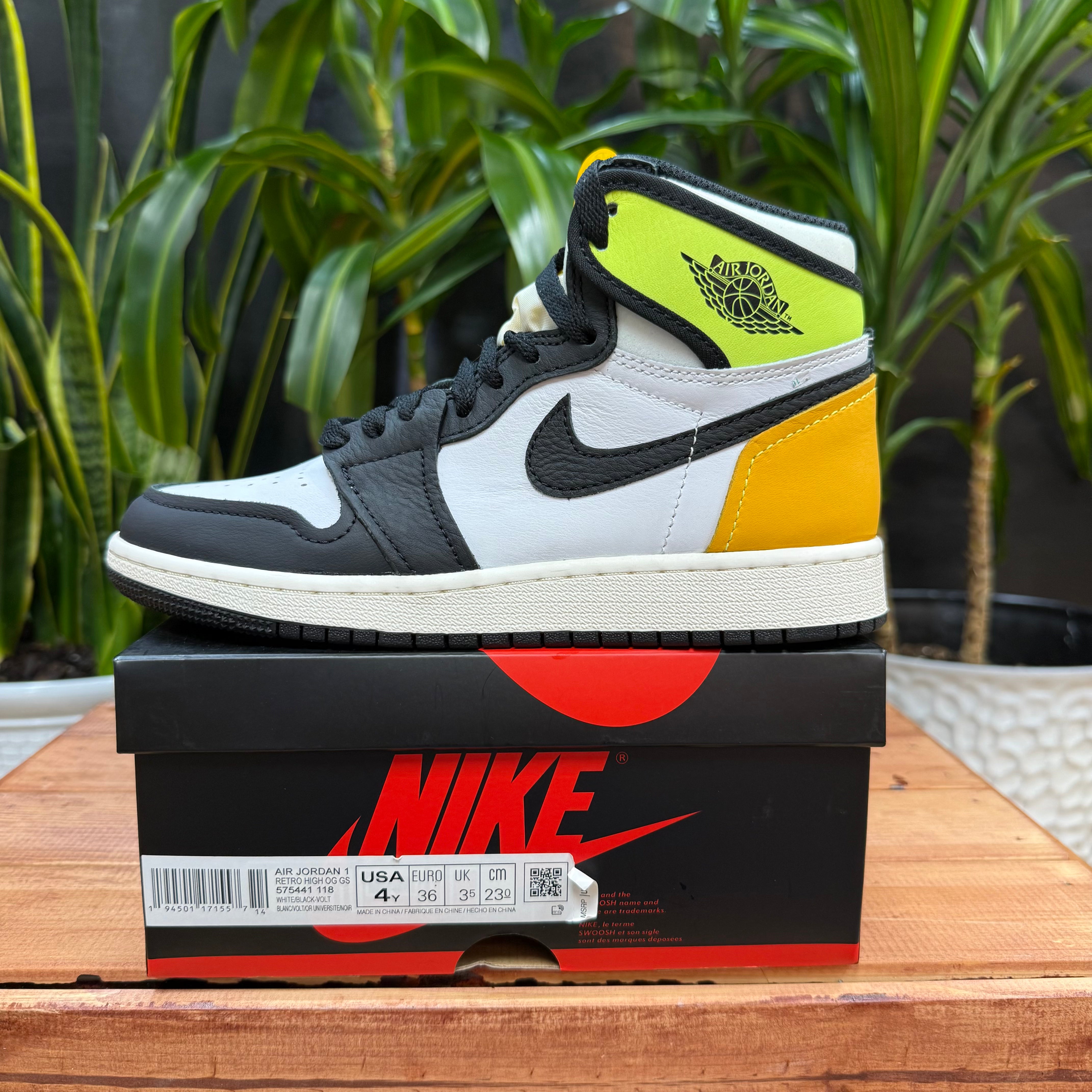 Jordan 1 Retro High OG White Black Volt University Gold, Mens 4, W6.5
