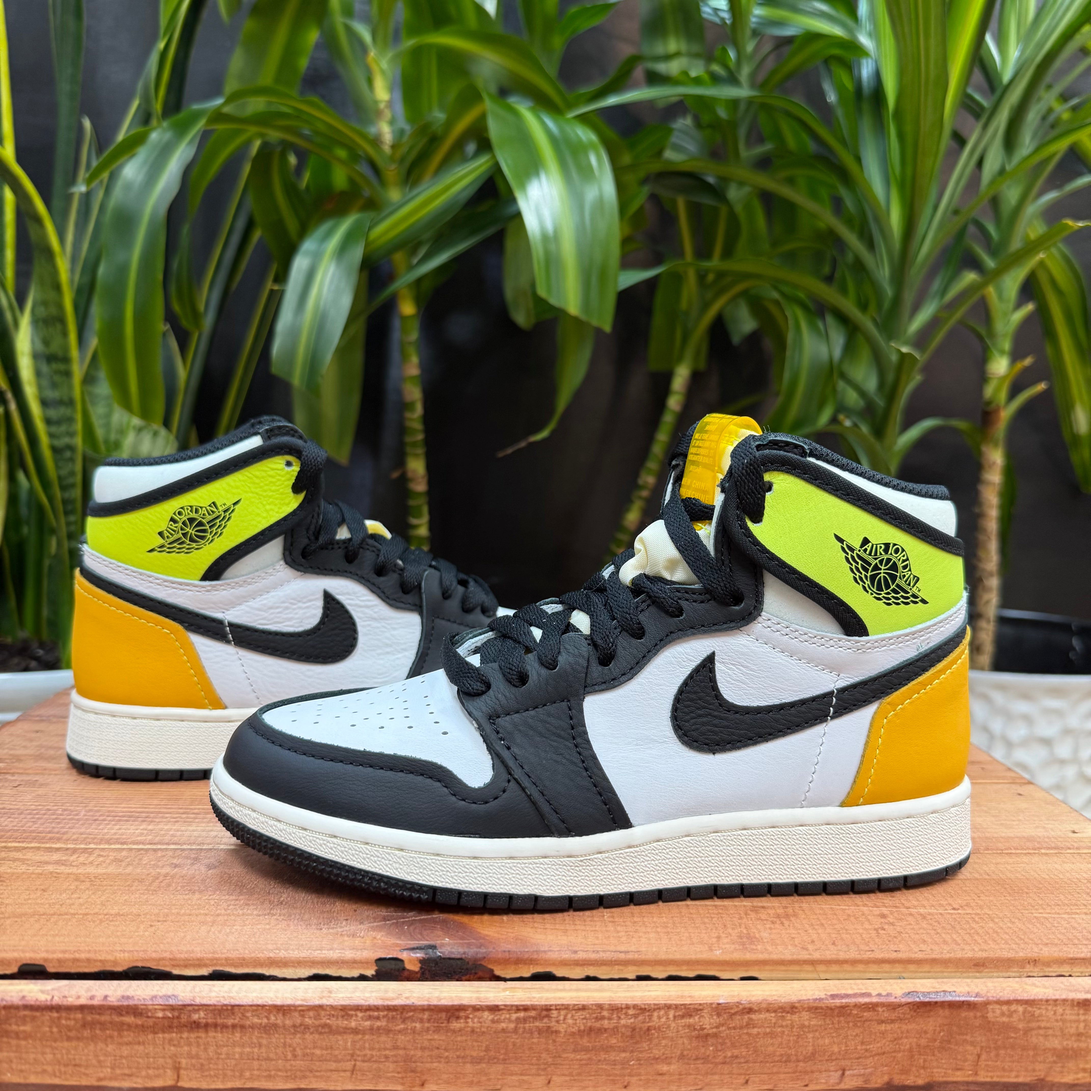 Jordan 1 Retro High OG White Black Volt University Gold, Mens 4, W6.5